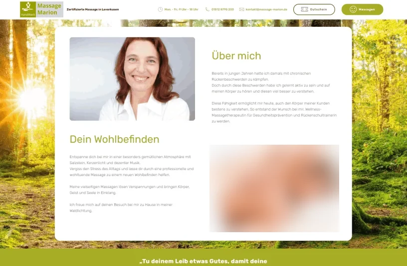 Screenshot der Website Massage-Marion.de: Kopfzeile mit Logo, Öffnungszeiten und Buttons „Gutschein“ und „Massagen“, darunter auf Waldhintergrund eine weiße Karte mit den Abschnitten „Über mich“ und „Dein Wohlbefinden“ und zwei Fotos.
